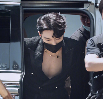 张艺兴真空西装录制节目胸肌若隐若现随后行为让粉丝为之疯狂