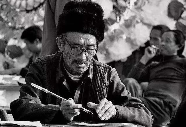 民间故事|民间故事：住进新房后，李大宝家就不顺，先生说：你把下面的请走