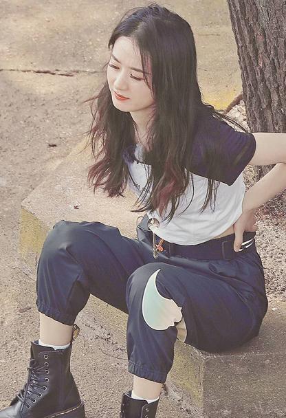 赵丽颖|赵丽颖腰伤复发？综艺路透双手扶腰疼到皱眉，疑走路都受疼痛影响