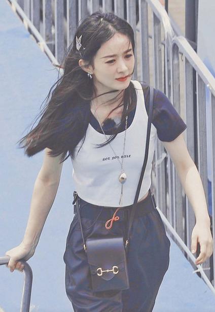 赵丽颖|赵丽颖腰伤复发？综艺路透双手扶腰疼到皱眉，疑走路都受疼痛影响