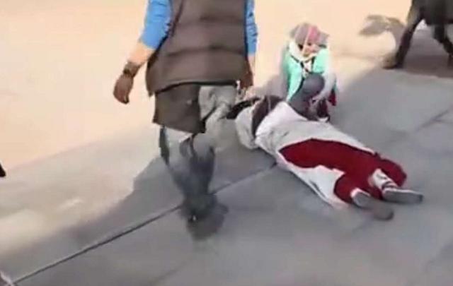 赵丽颖|赵丽颖腰伤复发？综艺路透双手扶腰疼到皱眉，疑走路都受疼痛影响