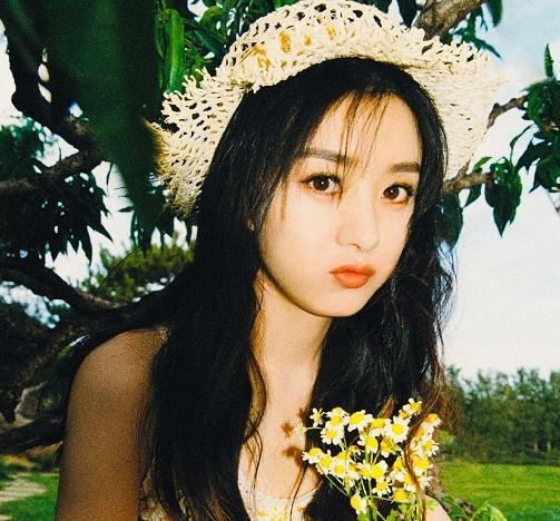 赵丽颖|赵丽颖腰伤复发？综艺路透双手扶腰疼到皱眉，疑走路都受疼痛影响