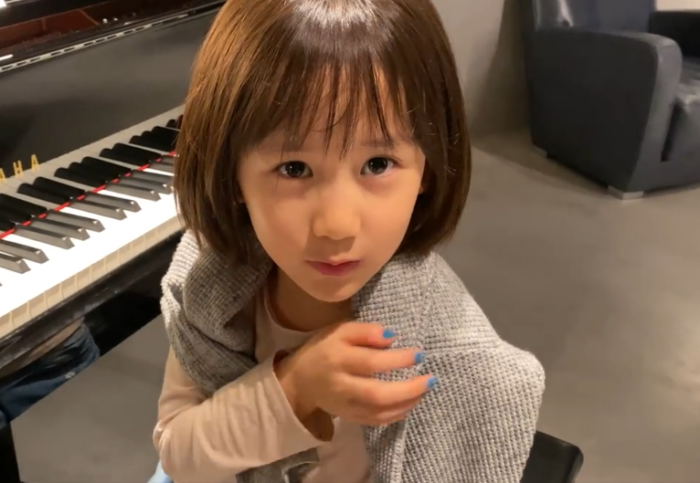 多妹|孙莉晒小女儿写作业，多妹侧颜美炸屏，高情商表白妈妈超暖