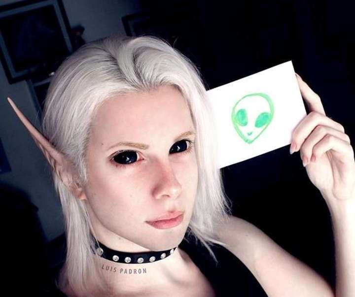 路易斯|男子从小受同学欺凌一心想变成精灵，如今已做了32次整容手术