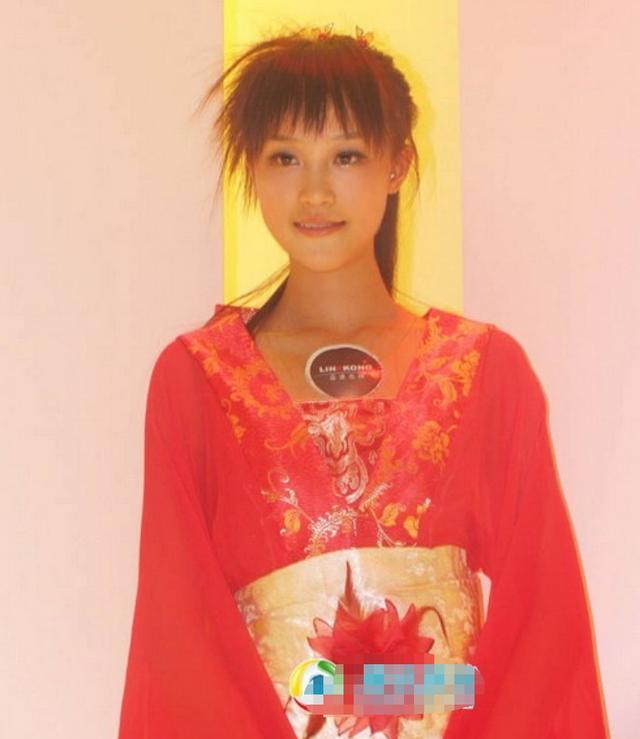 蓝盈莹|蓝盈莹大学照片，侧脸比现在立体很多，这么看黄圣依头脸是真的小