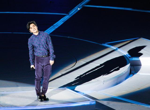 余秀华|诗人余秀华5个月内给歌手李健写4首情诗，网友：没见过这样的诗人