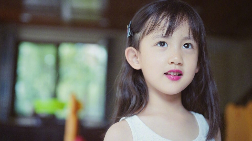 多妹|孙莉晒小女儿写作业，多妹侧颜美炸屏，高情商表白妈妈超暖