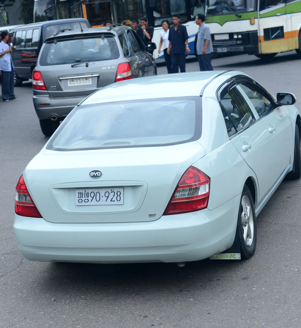 朝鲜自主生产的豪华车,外观像中国车,但车标迥异