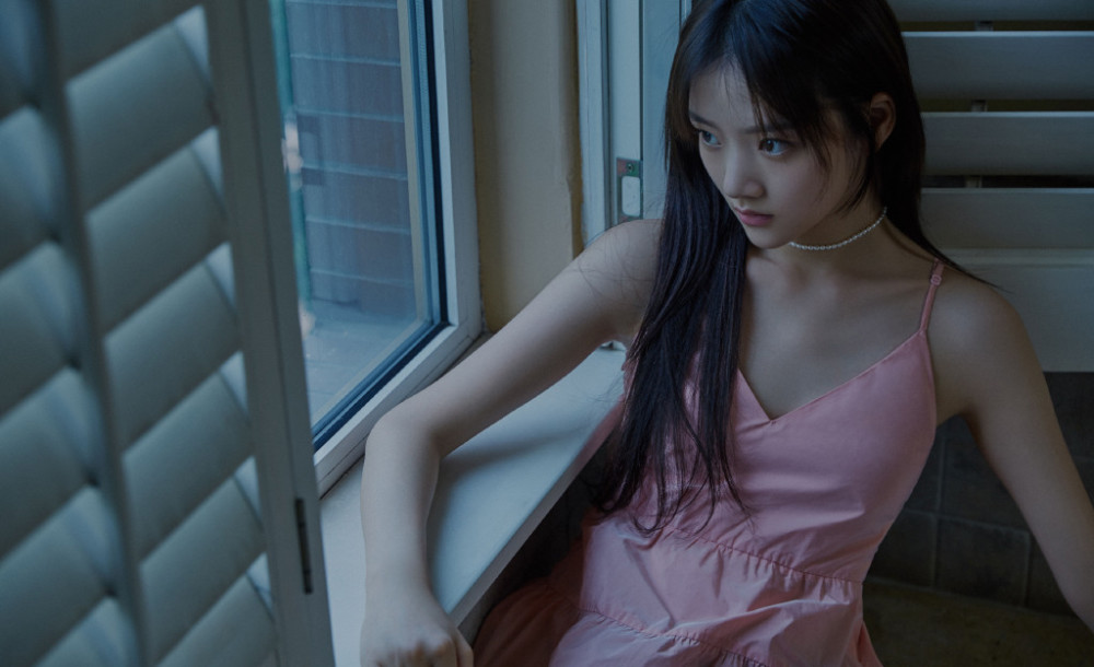 20岁任敏气质开挂接及腰长发穿粉色吊带裙甜美又高级感满满