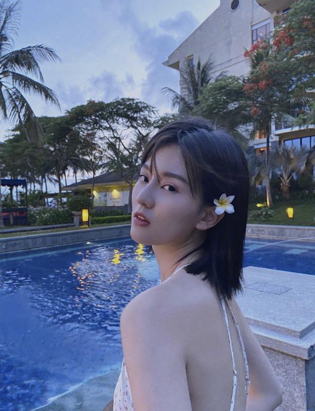 乔欣|乔欣象山拍戏被毒蚊子攻击，脚踝肿胀离谱，一按一个坑太夸张