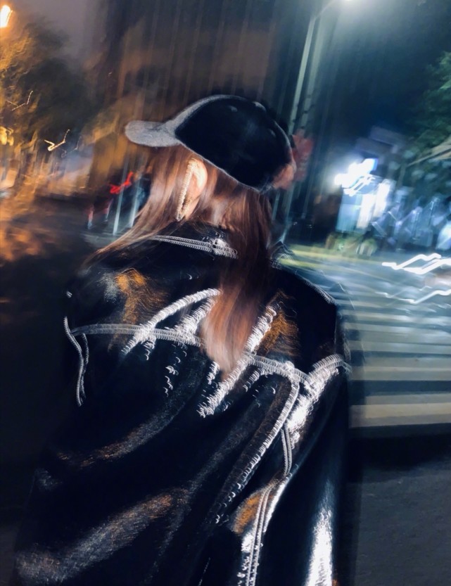 关晓彤深夜上街散步,晒男友视角照片,网友:越来越鹿化了