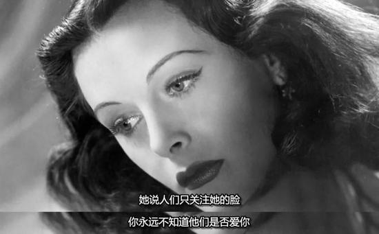 他们在乎她的美貌胜过她这个人,她为此痛苦,迷茫,她希望得到真爱,但不