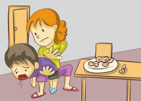 用另一手抓住拳头,快速向上重击压迫患者的腹部;一手握拳,将拳头的