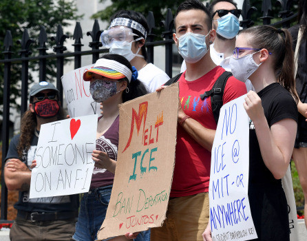 特朗普|“朝令夕改”又公开戴口罩：特朗普没变，他只是在想方设法搞选票