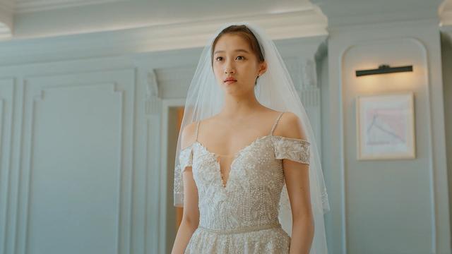 关晓彤|关晓彤露肩拖尾婚纱造型曝光，头戴白纱妆容淡雅如出水芙蓉