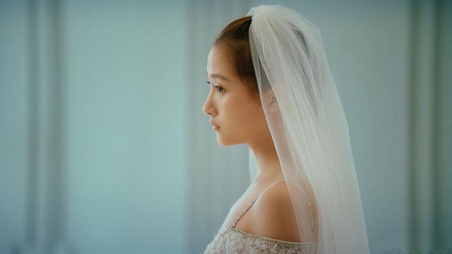 关晓彤|关晓彤露肩拖尾婚纱造型曝光，头戴白纱妆容淡雅如出水芙蓉