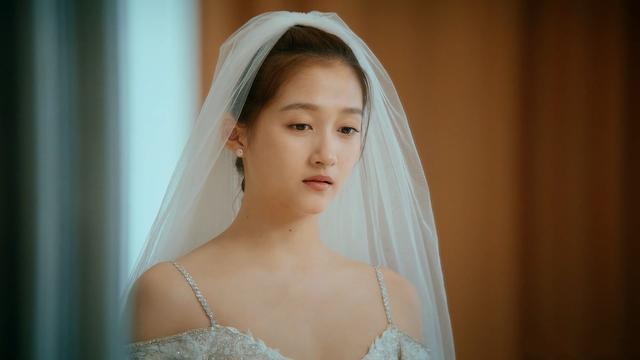 关晓彤|关晓彤露肩拖尾婚纱造型曝光，头戴白纱妆容淡雅如出水芙蓉