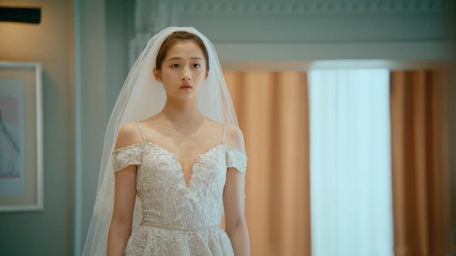 关晓彤|关晓彤露肩拖尾婚纱造型曝光，头戴白纱妆容淡雅如出水芙蓉