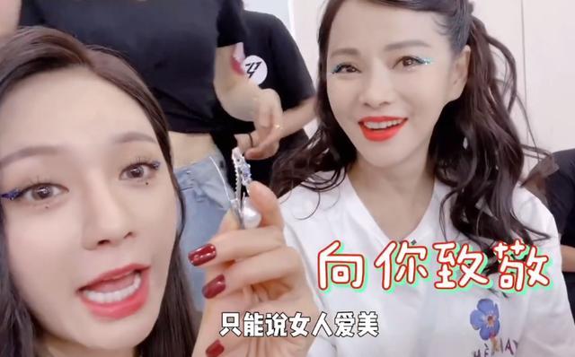 伊能静|伊能静用发卡当耳环、张雨绮的脏辫绑了一夜，姐姐的妆容藏满心机