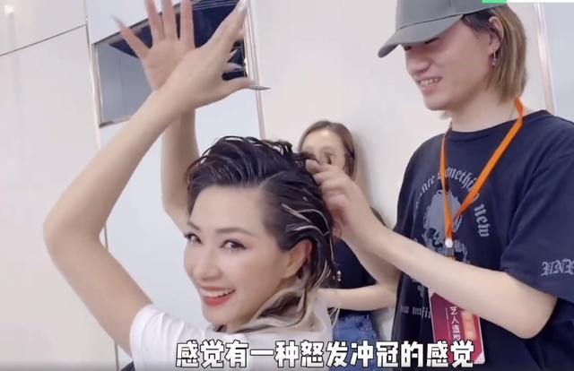 伊能静|伊能静用发卡当耳环、张雨绮的脏辫绑了一夜，姐姐的妆容藏满心机