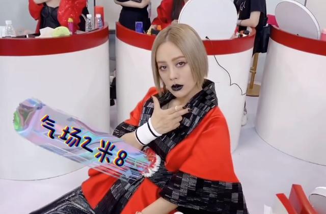 伊能静|伊能静用发卡当耳环、张雨绮的脏辫绑了一夜，姐姐的妆容藏满心机