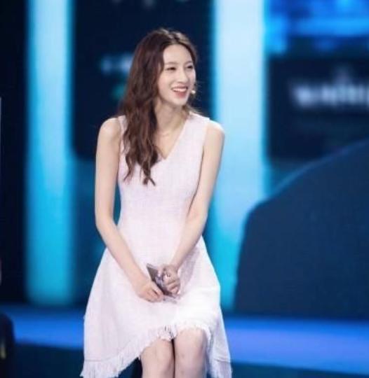 2011年马凡舒走秀时泳裤意外滑落引炒作嫌疑怒回谁爱看谁看