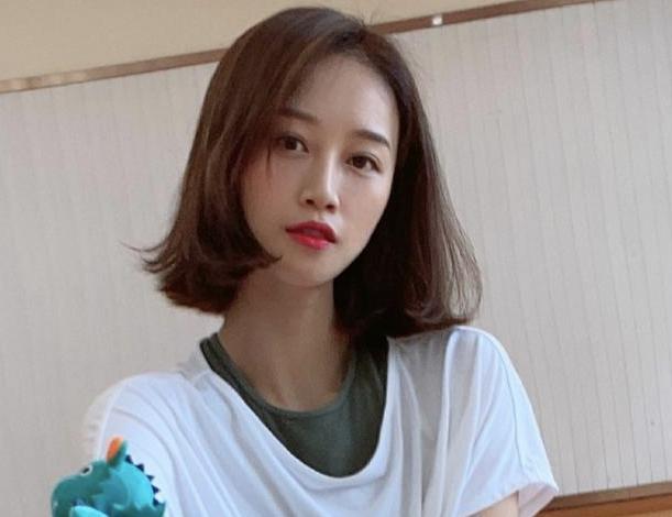 蓝盈莹|蓝盈莹早年旧照被扒，大方脸型眼距窄小，与如今精致长相判若两人