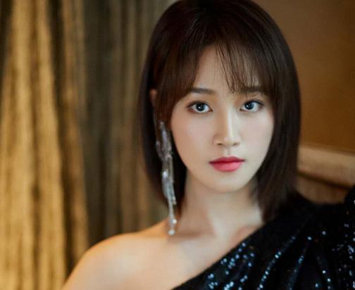 蓝盈莹|蓝盈莹早年旧照被扒，大方脸型眼距窄小，与如今精致长相判若两人