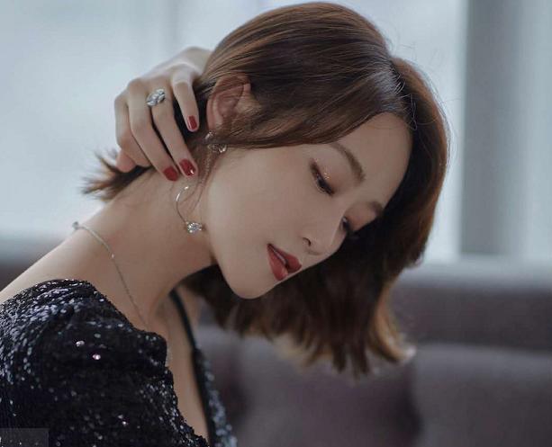 蓝盈莹|蓝盈莹早年旧照被扒，大方脸型眼距窄小，与如今精致长相判若两人