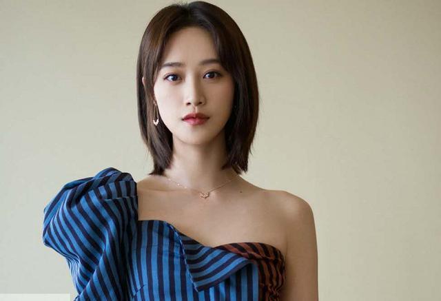 蓝盈莹|蓝盈莹早年旧照被扒，大方脸型眼距窄小，与如今精致长相判若两人