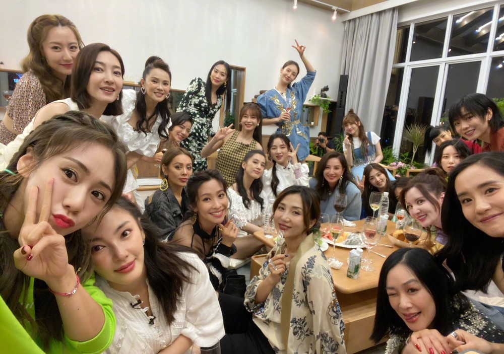 伊能静|《姐姐》三公要开撕？伊能静采访暗示跟蓝盈莹吵过架：“我这个年纪能生她”