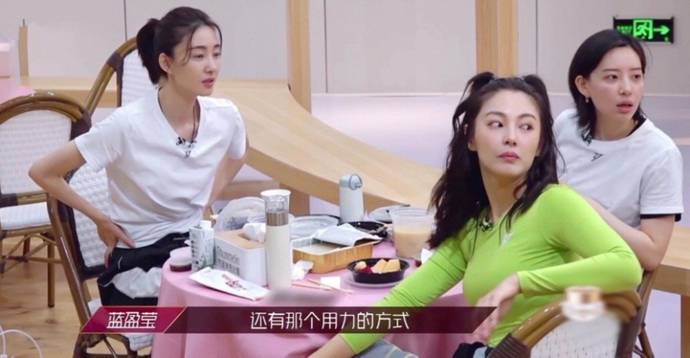 伊能静|《姐姐》三公要开撕？伊能静采访暗示跟蓝盈莹吵过架：“我这个年纪能生她”