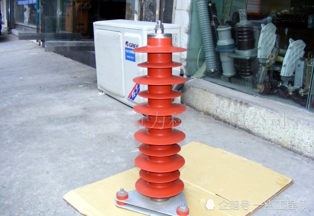 阀型避雷器阀型避雷器主要由火花间隙和阀片电阻组成,其中阀片电阻是