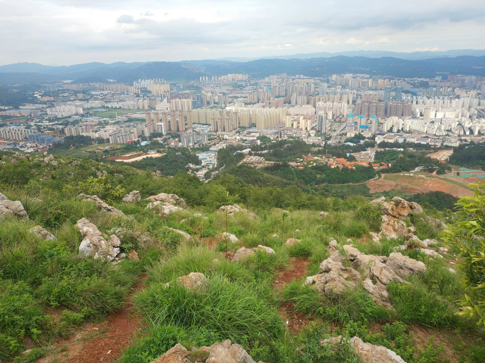 去昆明长虫山徒步爬山,看怪石嶙峋,满山遍布,那是道独特的风景