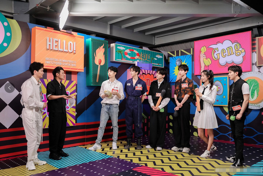 快乐大本营|《快乐大本营》麦亨利内涵何炅“个子矮”，谁注意到何炅的表情？