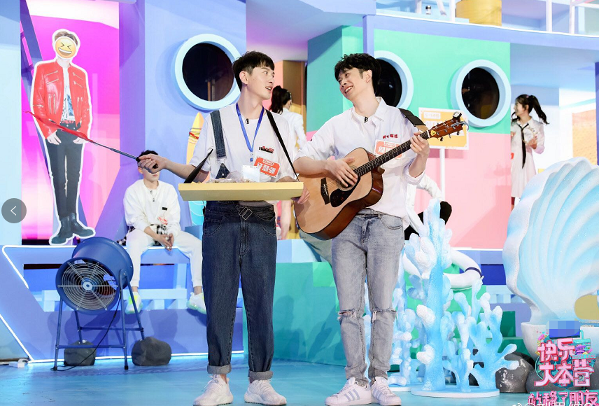 快乐大本营|《快乐大本营》麦亨利内涵何炅“个子矮”，谁注意到何炅的表情？