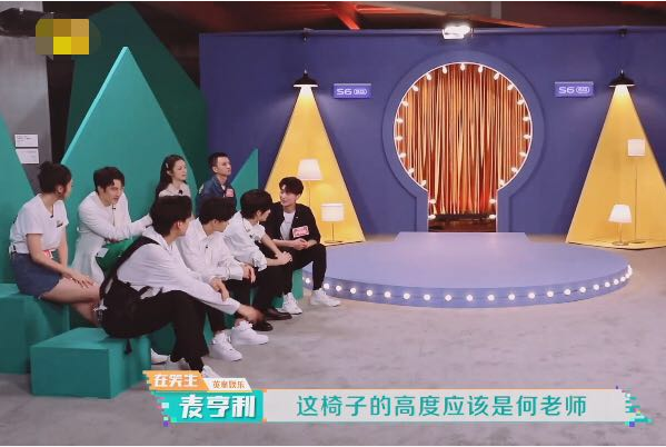 快乐大本营|《快乐大本营》麦亨利内涵何炅“个子矮”，谁注意到何炅的表情？