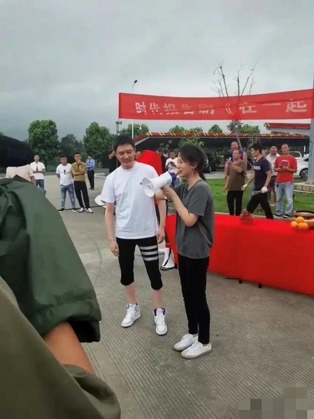 冯绍峰|冯绍峰也本山化？近照法令纹突出显老态，小腹隆起被指像怀了小孩