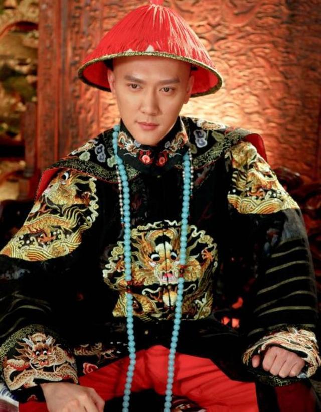 冯绍峰|冯绍峰也本山化？近照法令纹突出显老态，小腹隆起被指像怀了小孩