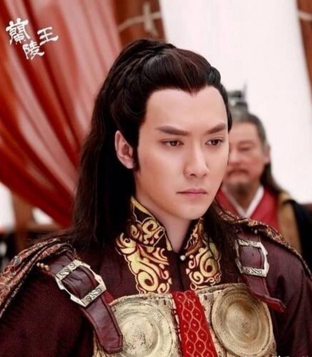 冯绍峰|冯绍峰也本山化？近照法令纹突出显老态，小腹隆起被指像怀了小孩