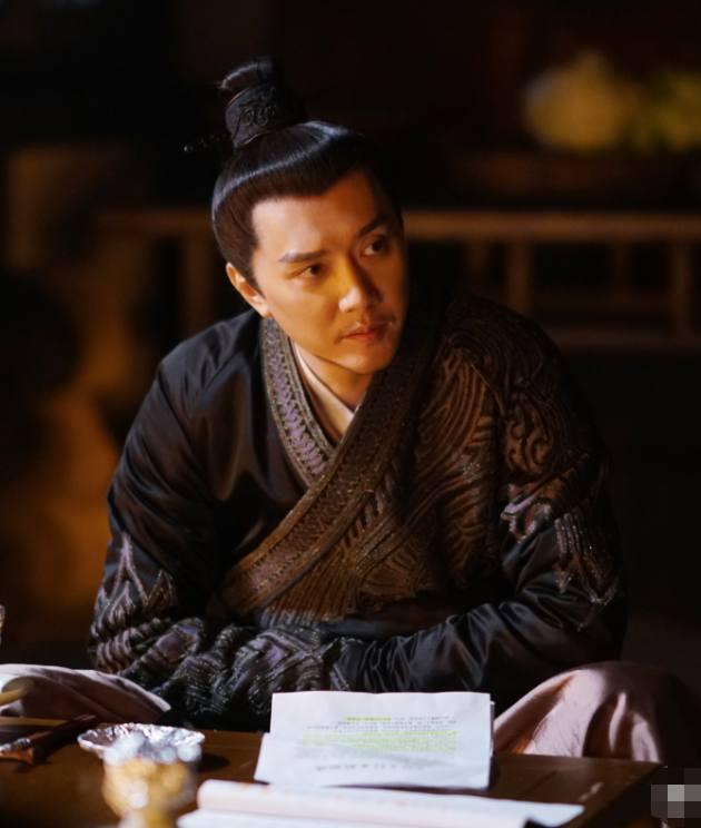 冯绍峰|冯绍峰也本山化？近照法令纹突出显老态，小腹隆起被指像怀了小孩