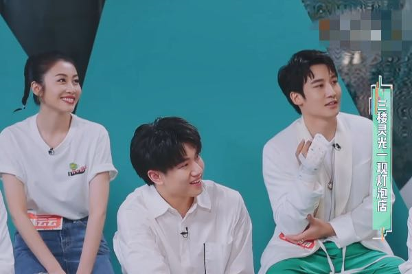 快乐大本营|《快乐大本营》麦亨利内涵何炅“个子矮”，谁注意到何炅的表情？