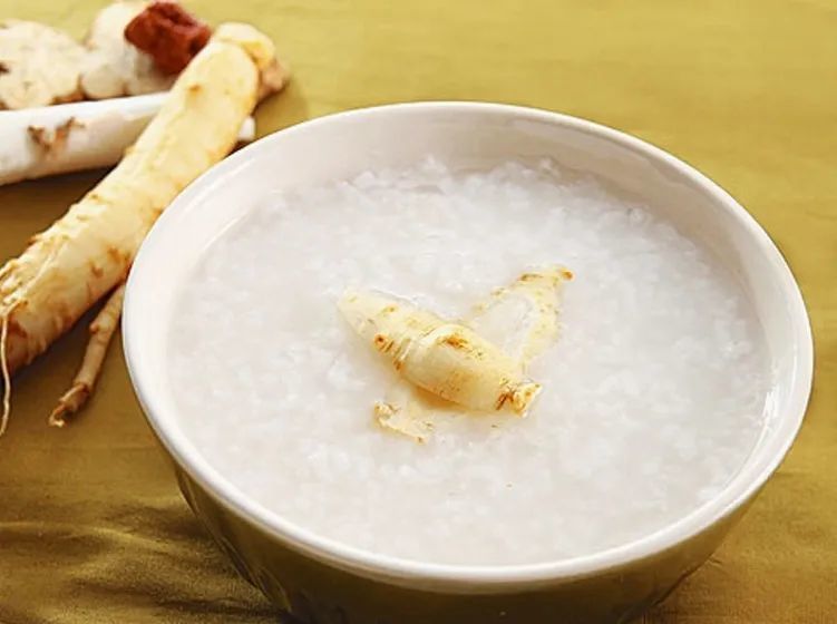 党参黄芪白术茯苓甘草粥,是以黄芪配合传统的补气名方四君子汤,和粳米