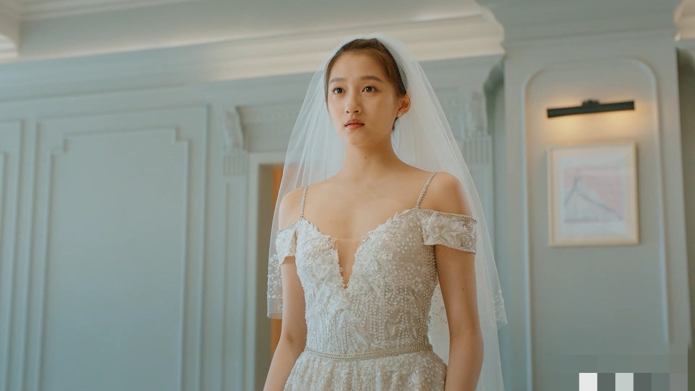 关晓彤|关晓彤新剧演技炸裂，但婚纱造型被嘲膀大腰圆