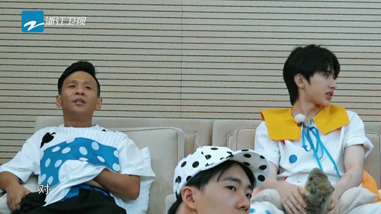 宋小宝|宋小宝录《奔跑吧》引争议，当众用手摸肚子，被吐槽“素质低”