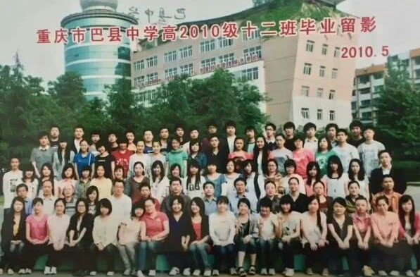 肖战的高三毕业照被扒出网友茫茫人海一眼就认出了你