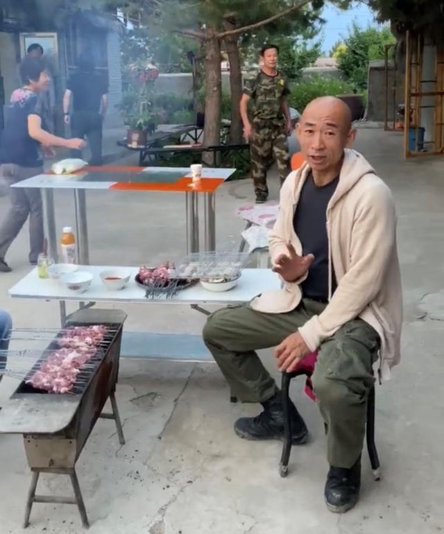 亮剑孙德胜晒近况满身肌肉荷尔蒙旺盛妻子韵味十足