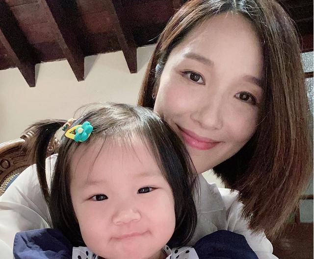 李亚男|王祖蓝二胎不止一个？李亚男晒与女儿合照：有几个兄弟姐妹都爱你