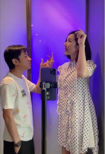 李亚男|王祖蓝二胎不止一个？李亚男晒与女儿合照：有几个兄弟姐妹都爱你