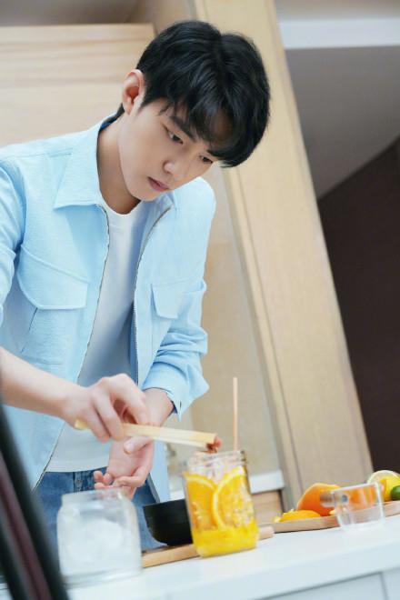 肖战工作室|肖战工作室再次道歉，粉丝看完感动支持，曾被质疑业务能力不足